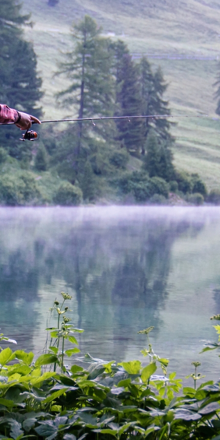 Angler in Graubünden (© Marke graubünden, filme-von-draussen.ch) Angler in Graubünden