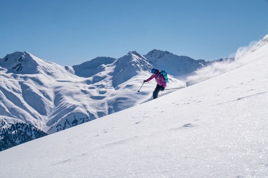 Skitourenfahrerin in Graubünden (© Marke graubünden, filme-von-draussen.ch) Skitourenfahrerin in Graubünden